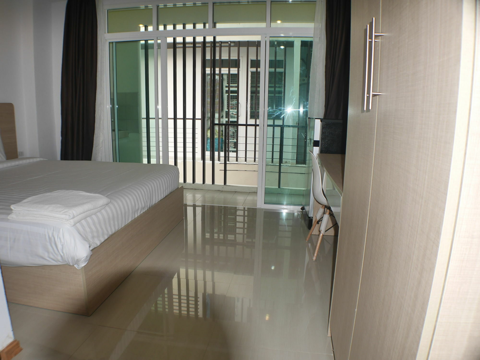 Darisa Apartment Service Patong Exteriör bild